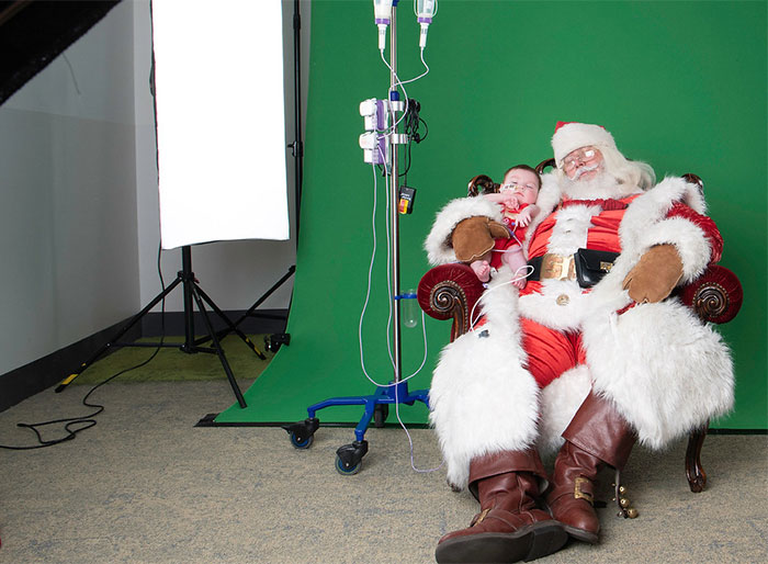 These Photographers Organize Magical Christmas Photoshoots For Children In Hospitals, As For Some It Might Be Their Last These Photographers Organize Magical Christmas Photoshoots For Children In Hospitals, As For Some It Might Be Their Last