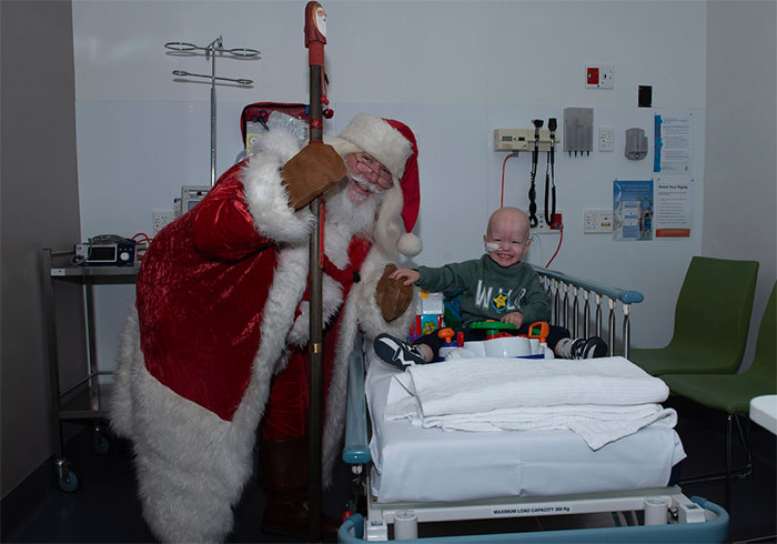 These Photographers Organize Magical Christmas Photoshoots For Children In Hospitals, As For Some It Might Be Their Last These Photographers Organize Magical Christmas Photoshoots For Children In Hospitals, As For Some It Might Be Their Last