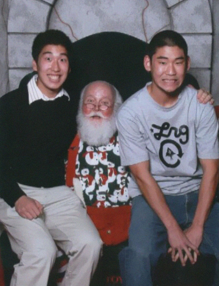 Two Guys Take Pics With The Same Santa For 12 Years And People Notice They're Not Aging Properly Two Guys Take Pics With The Same Santa For 12 Years And People Notice They're Not Aging Properly