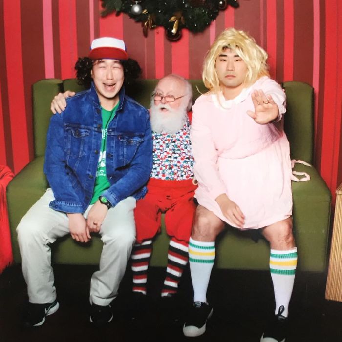 Two Guys Take Pics With The Same Santa For 12 Years And People Notice They're Not Aging Properly Two Guys Take Pics With The Same Santa For 12 Years And People Notice They're Not Aging Properly