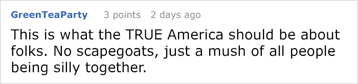 Two Guys Take Pics With The Same Santa For 12 Years And People Notice They're Not Aging Properly