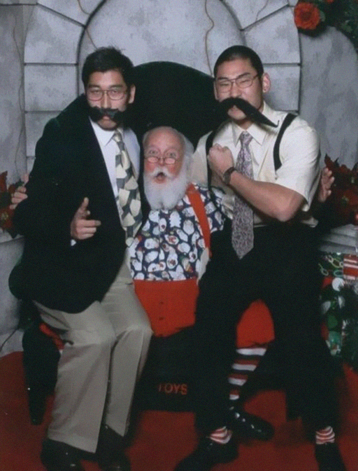 Two Guys Take Pics With The Same Santa For 12 Years And People Notice They're Not Aging Properly Two Guys Take Pics With The Same Santa For 12 Years And People Notice They're Not Aging Properly