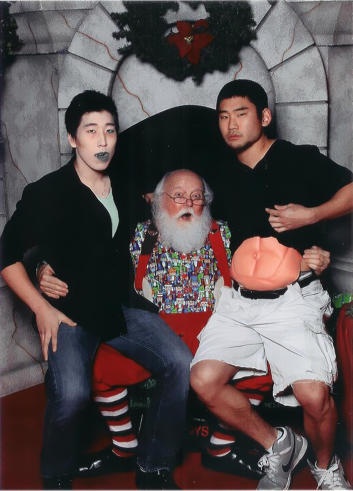 Two Guys Take Pics With The Same Santa For 12 Years And People Notice They're Not Aging Properly Two Guys Take Pics With The Same Santa For 12 Years And People Notice They're Not Aging Properly