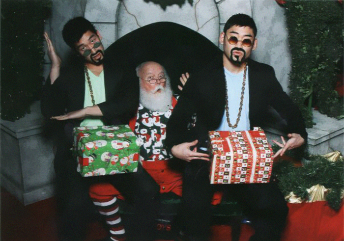 Two Guys Take Pics With The Same Santa For 12 Years And People Notice They're Not Aging Properly Two Guys Take Pics With The Same Santa For 12 Years And People Notice They're Not Aging Properly