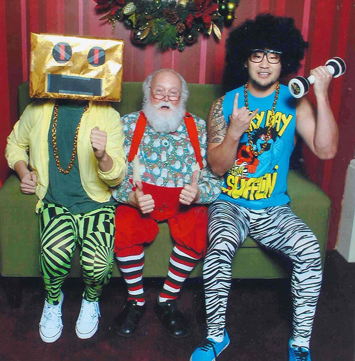 Two Guys Take Pics With The Same Santa For 12 Years And People Notice They're Not Aging Properly Two Guys Take Pics With The Same Santa For 12 Years And People Notice They're Not Aging Properly