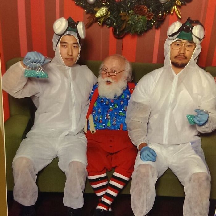 Two Guys Take Pics With The Same Santa For 12 Years And People Notice They're Not Aging Properly Two Guys Take Pics With The Same Santa For 12 Years And People Notice They're Not Aging Properly