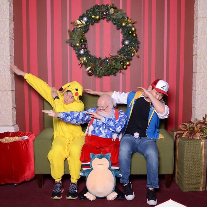 Two Guys Take Pics With The Same Santa For 12 Years And People Notice They're Not Aging Properly Two Guys Take Pics With The Same Santa For 12 Years And People Notice They're Not Aging Properly