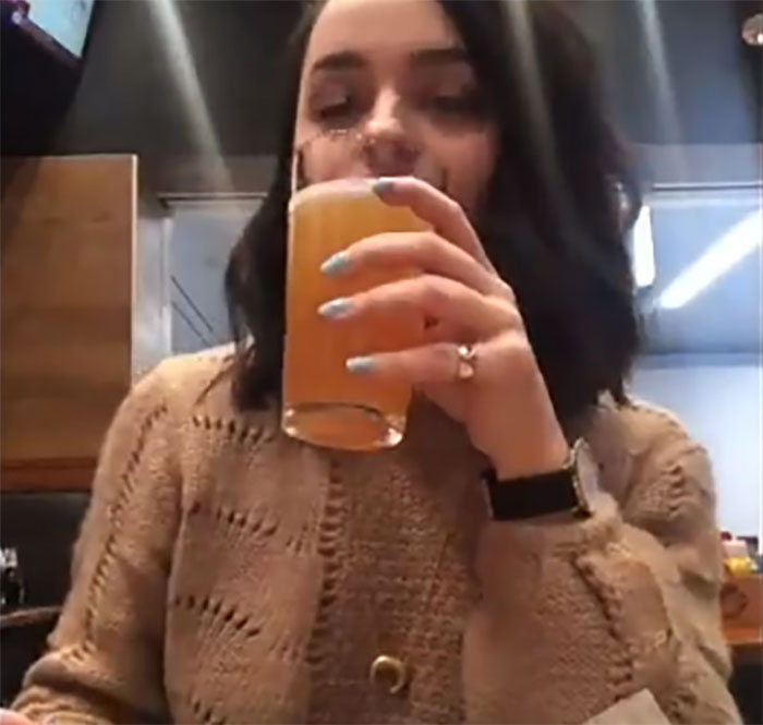 This Woman's Flight Was Canceled For 4 Hours, So She Decided To Entertain Herself By Dancing In An Airport With A Cat This Woman's Flight Was Canceled For 4 Hours, So She Decided To Entertain Herself By Dancing In An Airport With A Cat