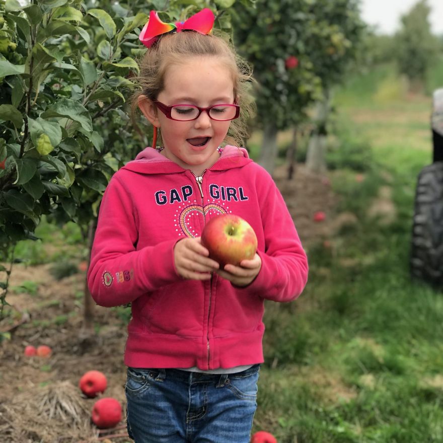 Girl With Autism Confuses Bride With Cinderella And Bride Raises Funds To Take Her To Disney World