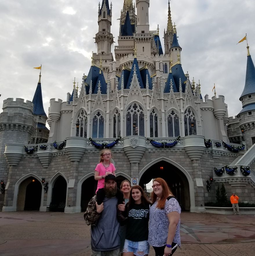 Girl With Autism Confuses Bride With Cinderella And Bride Raises Funds To Take Her To Disney World Girl With Autism Confuses Bride With Cinderella And Bride Raises Funds To Take Her To Disney World