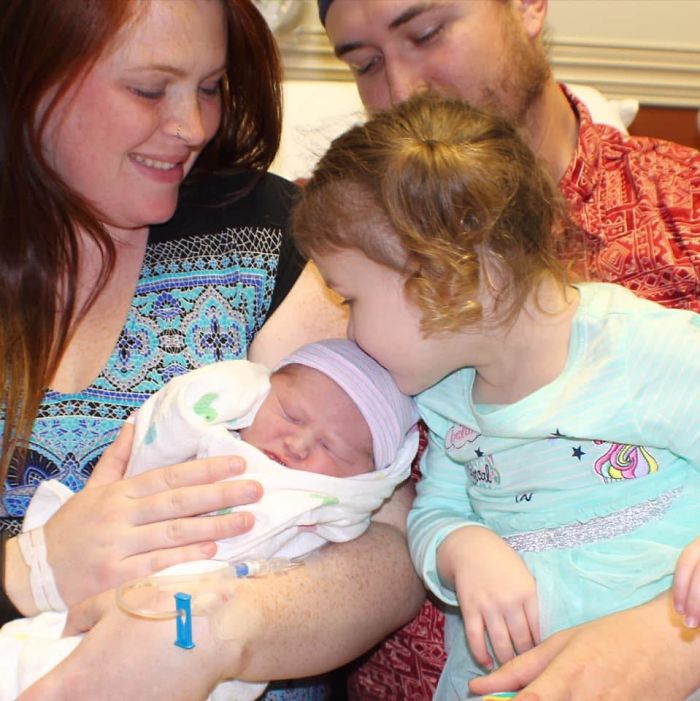 Man Posts Hilarious Live Updates Of His Wife Giving Birth, And It Will Crack You Up