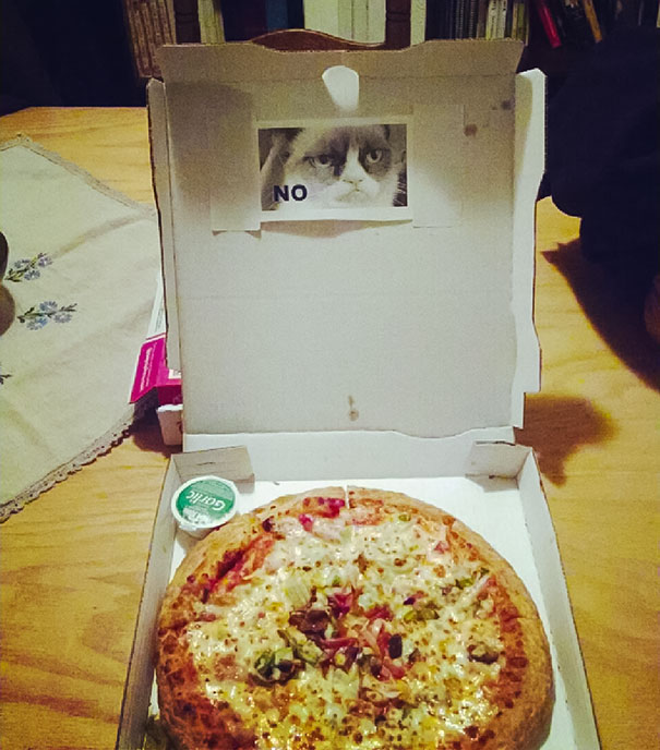 My Roommate Asked The Pizza Delivery Gal To "Write Something Funny"