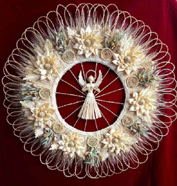 i Do Very Boring Work –
i Whip Unusual Things From Rye Straw. I Like It A Lot!