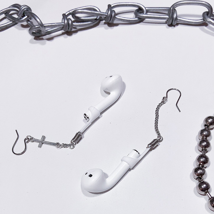 In Order Not To Lose Her AirPods, This Woman Literally Pierced Them Through Her Ears In Order Not To Lose Her AirPods, This Woman Literally Pierced Them Through Her Ears