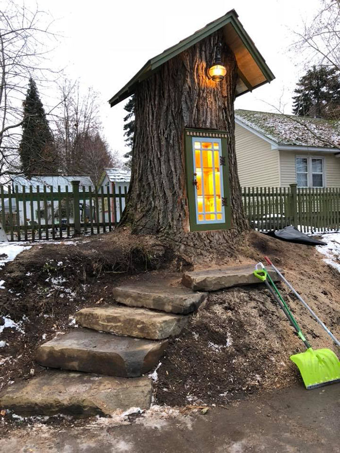 Woman Turned 110-Year-Old Dead Tree Into A Free Little Library For The Neighborhood And It Looks Magical Woman Turned 110-Year-Old Dead Tree Into A Free Little Library For The Neighborhood And It Looks Magical