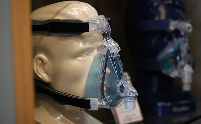 Doctors Tell This Man That He Needs To Wear A Mask To Help Him Breathe So He Turns It Into Alien Facehugger Doctors Tell This Man That He Needs To Wear A Mask To Help Him Breathe So He Turns It Into Alien Facehugger