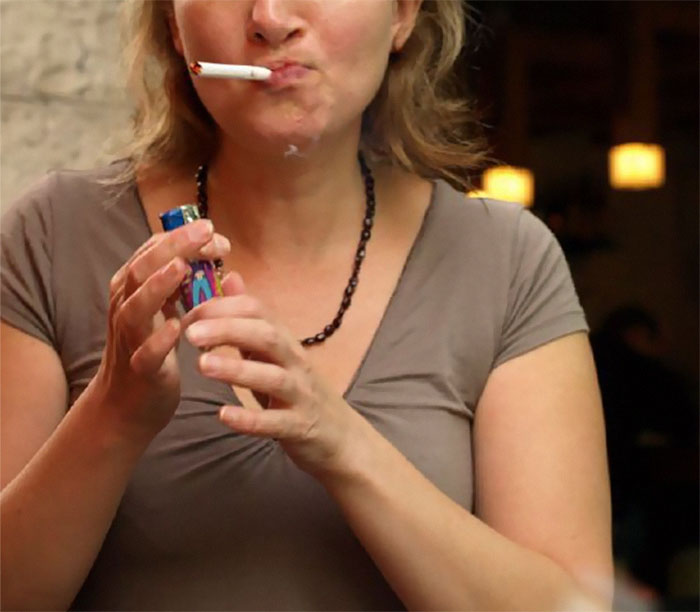 Someone Believes That People Who Don't Smoke Are Boring, Gets The Perfect Lesson Someone Believes That People Who Don't Smoke Are Boring, Gets The Perfect Lesson