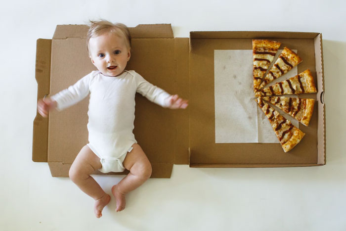 Mom Documents Her Baby's Growth During His First 12 Months Using Pizza Slices With Different Toppings Mom Documents Her Baby's Growth During His First 12 Months Using Pizza Slices With Different Toppings