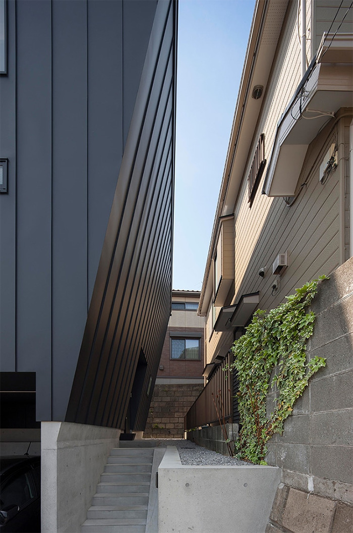 Japanese Architect Presents A Special Bookshelf For Book Lovers Who Live In Seismic Zones