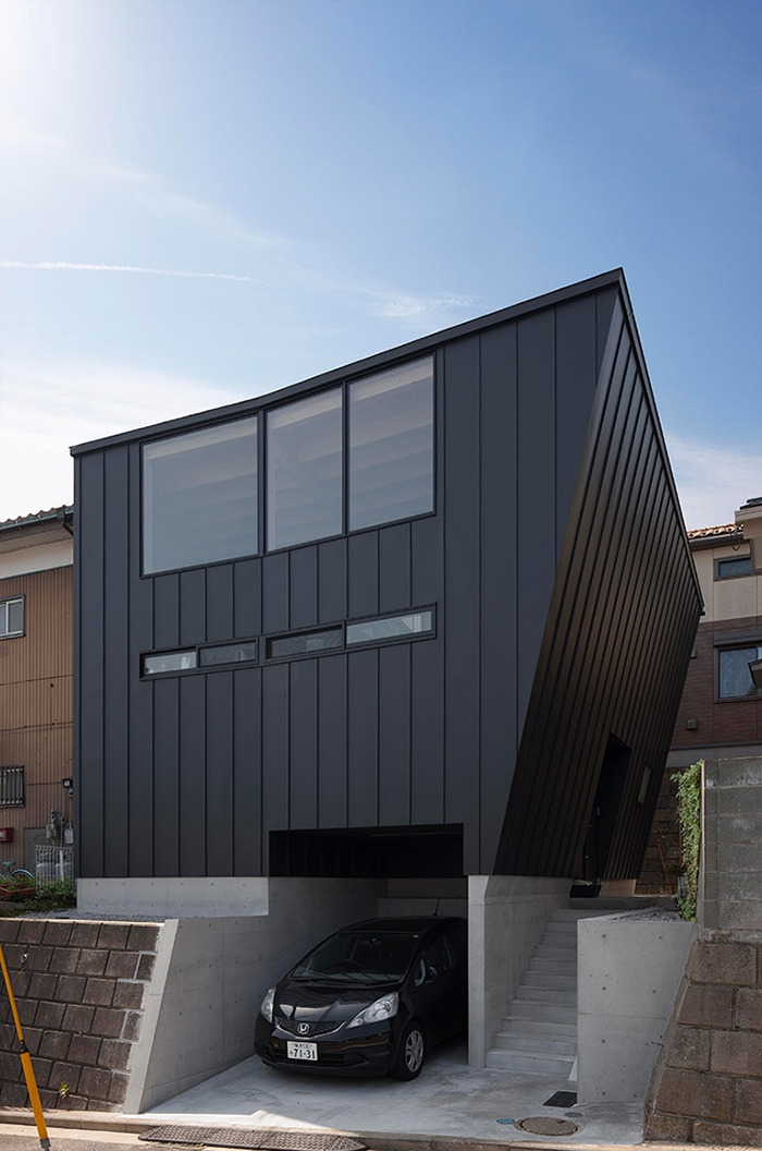 Japanese Architect Presents A Special Bookshelf For Book Lovers Who Live In Seismic Zones