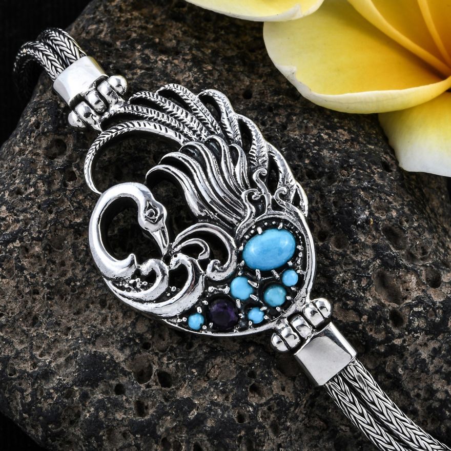 Eye-Catching Swan Bracelet