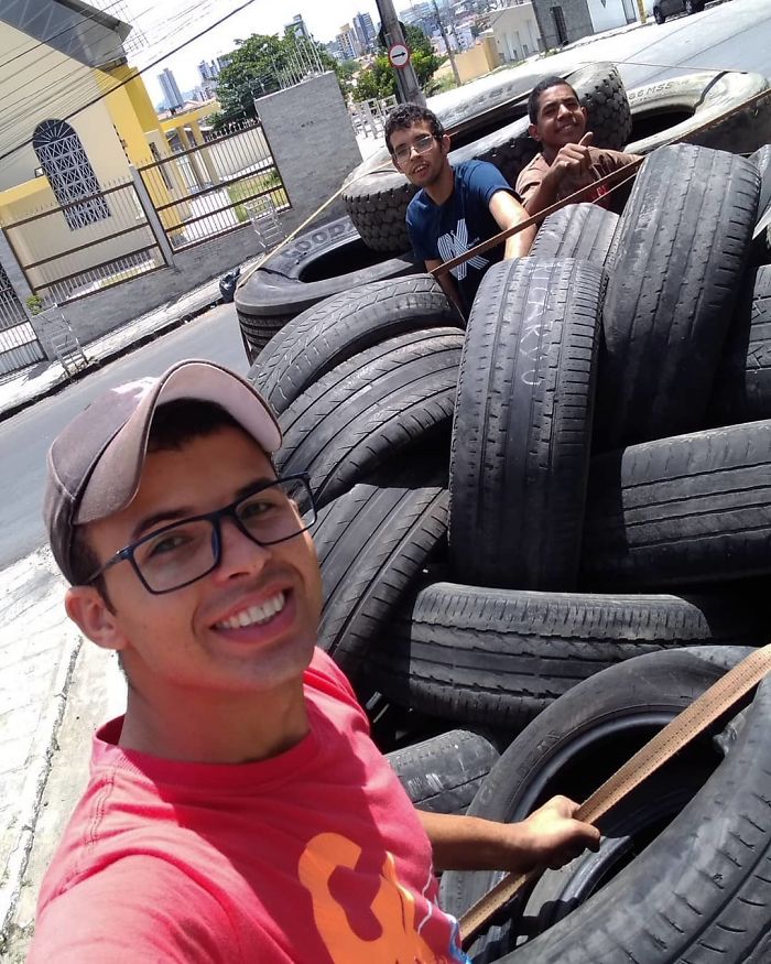 Brazilian Artist Uses The Used Tires That People Throw In The Streets To Create Beds For Animals Brazilian Artist Uses The Used Tires That People Throw In The Streets To Create Beds For Animals