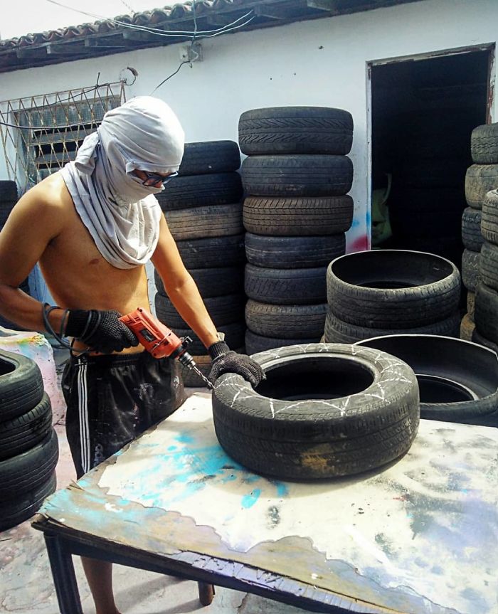 Brazilian Artist Uses The Used Tires That People Throw In The Streets To Create Beds For Animals Brazilian Artist Uses The Used Tires That People Throw In The Streets To Create Beds For Animals