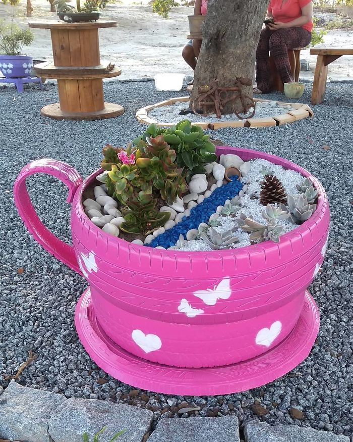 Brazilian Artist Uses The Used Tires That People Throw In The Streets To Create Beds For Animals Brazilian Artist Uses The Used Tires That People Throw In The Streets To Create Beds For Animals