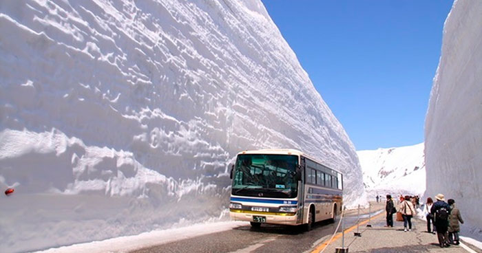 Welcome To The ‘Roof Of Japan’, The Snowiest Road In The World