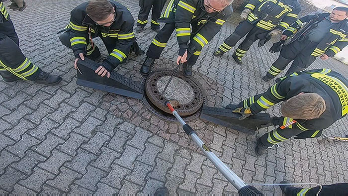 People Are Laughing At A Fat Rat That Got Stuck In Sewer Grate And Needed Fire Brigade To Save Her People Are Laughing At A Fat Rat That Got Stuck In Sewer Grate And Needed Fire Brigade To Save Her