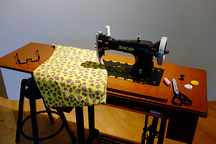 Old Singer Sewing Machine With The Full Table And Drawers