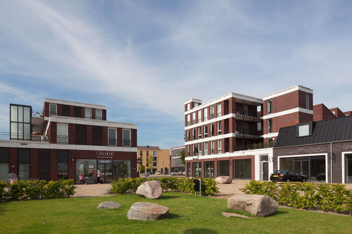 22 Emoji Decorate An Apartment Building As Modern Day 'Gargoyles' 22 Emoji Decorate An Apartment Building As Modern Day 'Gargoyles'