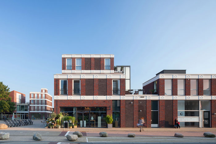 22 Emoji Decorate An Apartment Building As Modern Day 'Gargoyles'