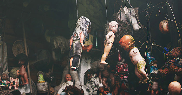 The House With Creepy Dolls