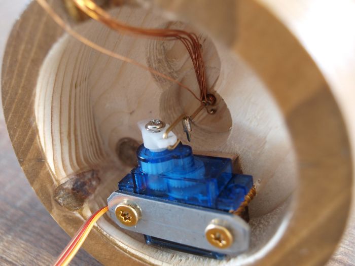 People Are Saying This Husband Just Won Valentine's Day By Gifting His Wife A Mechanical Flower That Blooms When Touched People Are Saying This Husband Just Won Valentine's Day By Gifting His Wife A Mechanical Flower That Blooms When Touched