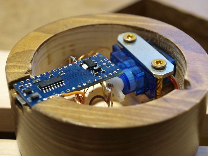 People Are Saying This Husband Just Won Valentine's Day By Gifting His Wife A Mechanical Flower That Blooms When Touched People Are Saying This Husband Just Won Valentine's Day By Gifting His Wife A Mechanical Flower That Blooms When Touched