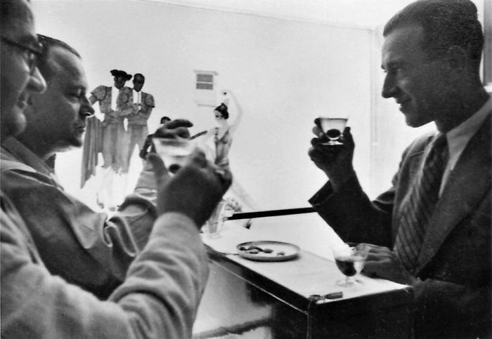 32 Rare Historical Photos That Show Why Flying On The Hindenburg Zeppelin Was So Expensive