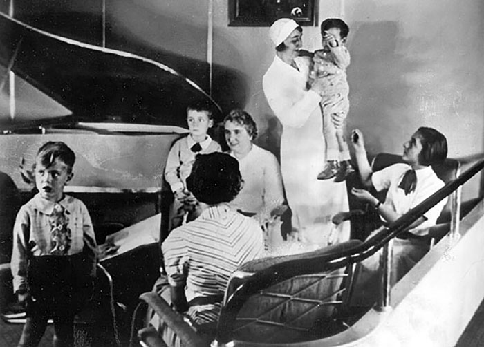 32 Rare Historical Photos That Show Why Flying On The Hindenburg Zeppelin Was So Expensive