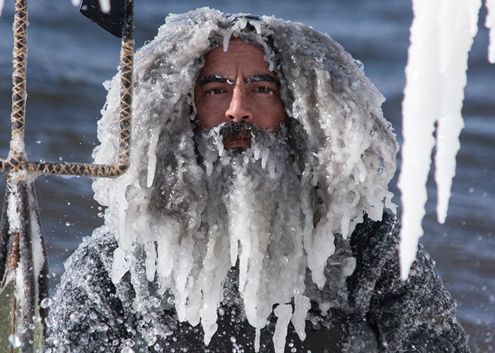 Estos surferos aprendieron por las malas lo que ocurre cuando sales a surfear durante un vórtice polar (18 imágenes)