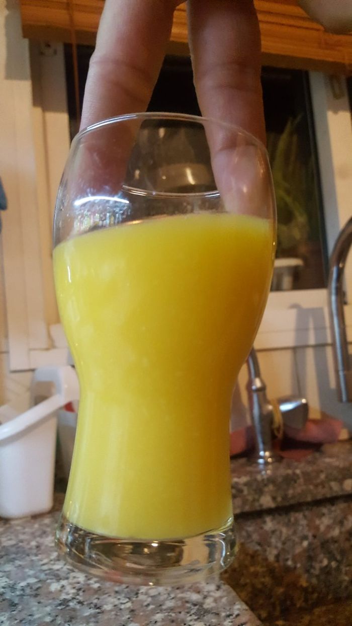 Worst-Way-To-Hold-Drink-Photos