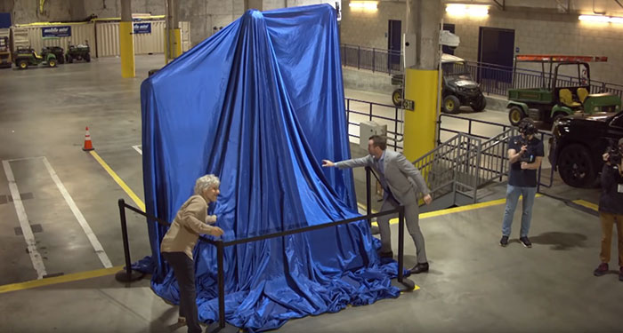 David Beckham Goes To See His Statue For The First Time, Doesn't Know It's Been Replaced By A Prank One David Beckham Goes To See His Statue For The First Time, Doesn't Know It's Been Replaced By A Prank One