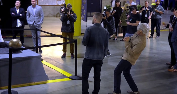 David Beckham Goes To See His Statue For The First Time, Doesn't Know It's Been Replaced By A Prank One David Beckham Goes To See His Statue For The First Time, Doesn't Know It's Been Replaced By A Prank One