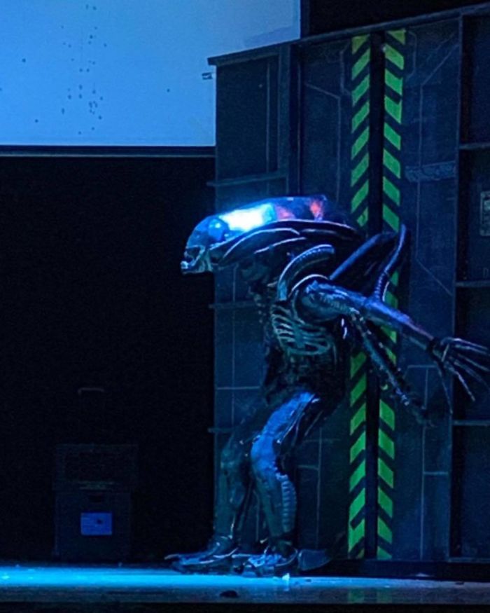 This Amazing School Play Of 'Alien' Had No Budget And Used Trash To Make Costumes This Amazing School Play Of 'Alien' Had No Budget And Used Trash To Make Costumes