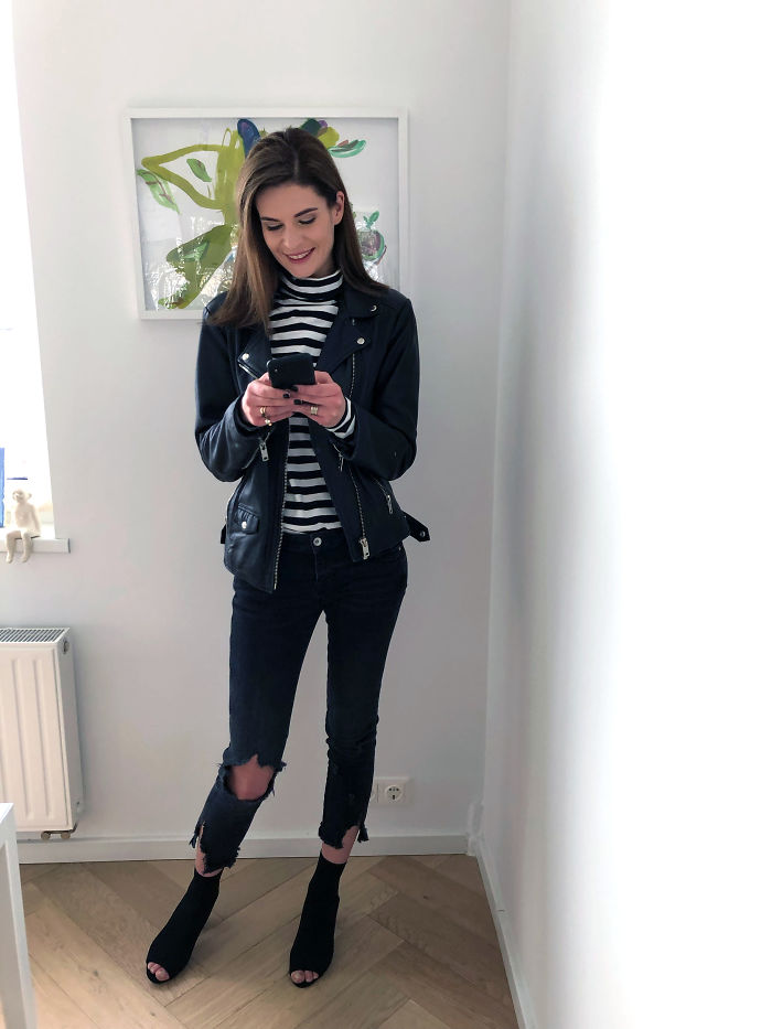 I Wore Outfits From The Same 12 Items For A Whole Month As A Manifestation Against Consumerism