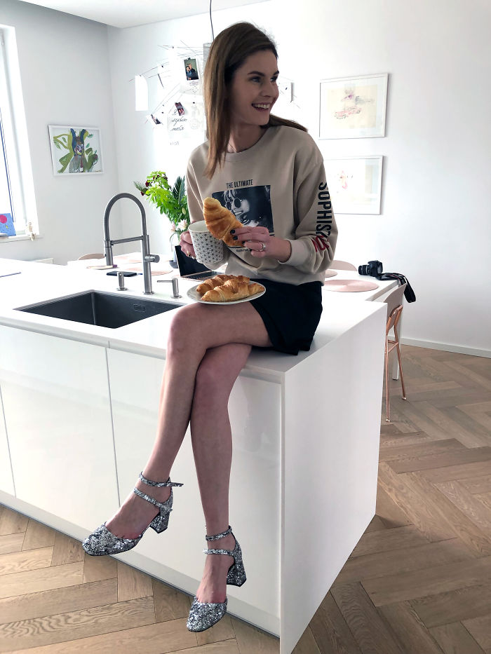 I Wore Outfits From The Same 12 Items For A Whole Month As A Manifestation Against Consumerism I Wore Outfits From The Same 12 Items For A Whole Month As A Manifestation Against Consumerism