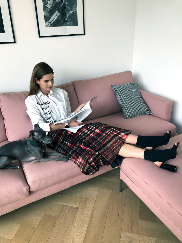 I Wore Outfits From The Same 12 Items For A Whole Month As A Manifestation Against Consumerism I Wore Outfits From The Same 12 Items For A Whole Month As A Manifestation Against Consumerism