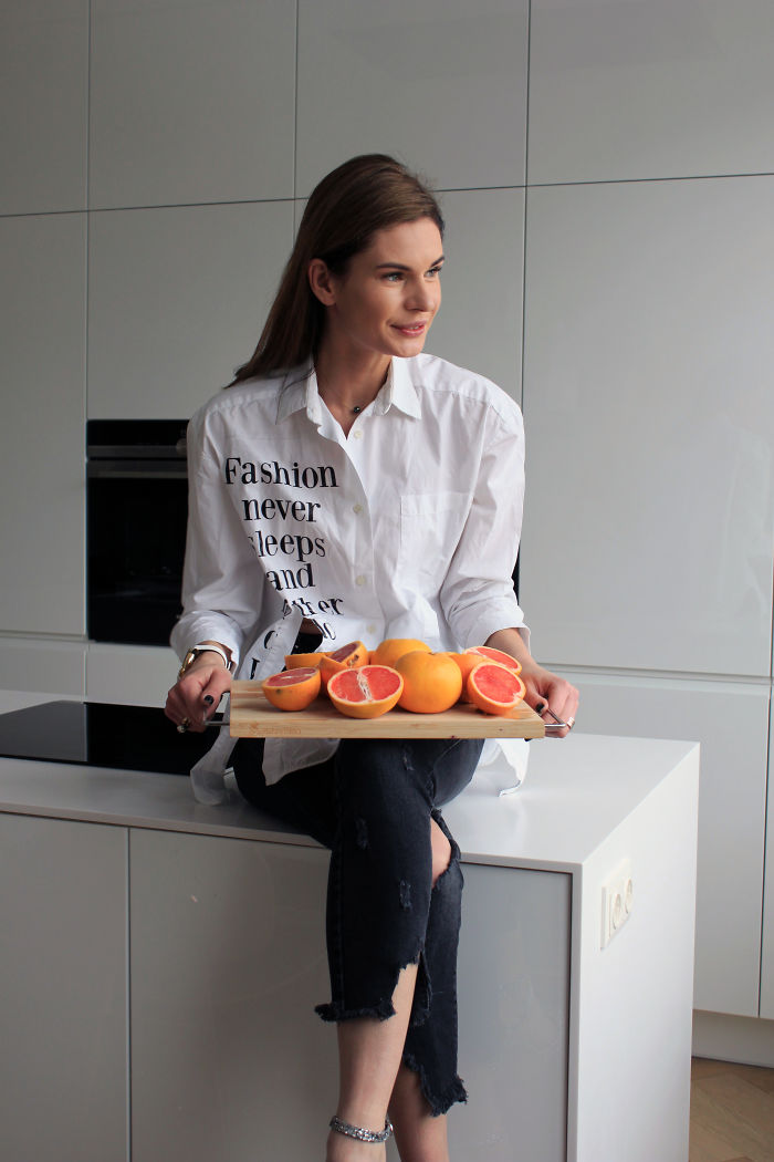 I Wore Outfits From The Same 12 Items For A Whole Month As A Manifestation Against Consumerism I Wore Outfits From The Same 12 Items For A Whole Month As A Manifestation Against Consumerism