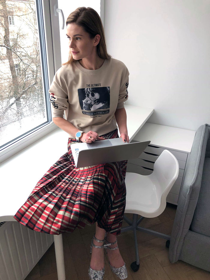 I Wore Outfits From The Same 12 Items For A Whole Month As A Manifestation Against Consumerism I Wore Outfits From The Same 12 Items For A Whole Month As A Manifestation Against Consumerism