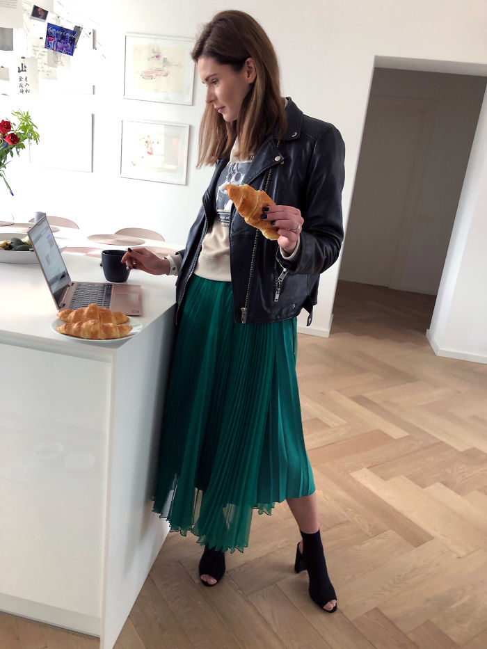 I Wore Outfits From The Same 12 Items For A Whole Month As A Manifestation Against Consumerism