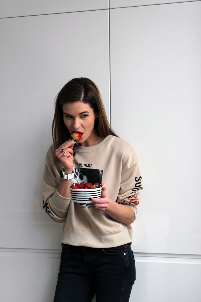 I Wore Outfits From The Same 12 Items For A Whole Month As A Manifestation Against Consumerism I Wore Outfits From The Same 12 Items For A Whole Month As A Manifestation Against Consumerism